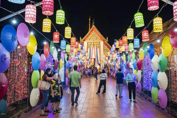 Tayland, Nan: 15 Kasım 2024 - Kuzey Tayland 'da Nan şehrindeki Wat Changkham Worawihan' da Loy Krathong dekorasyonu.  