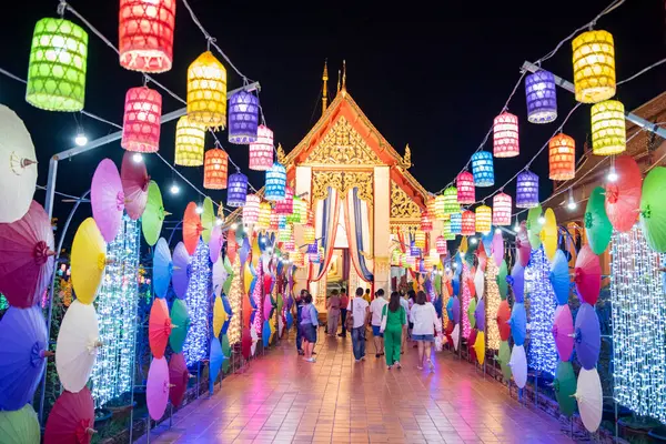 Tayland, Nan: 15 Kasım 2024 - Kuzey Tayland 'da Nan şehrindeki Wat Changkham Worawihan' da Loy Krathong dekorasyonu.  