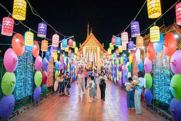 Tayland, Nan: 15 Kasım 2024 - Kuzey Tayland 'da Nan şehrindeki Wat Changkham Worawihan' da Loy Krathong dekorasyonu.  