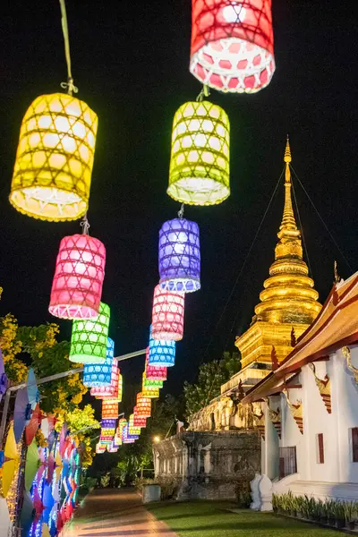 Tayland, Nan: 15 Kasım 2024 - Kuzey Tayland 'da Nan şehrindeki Wat Changkham Worawihan' da Loy Krathong dekorasyonu.  