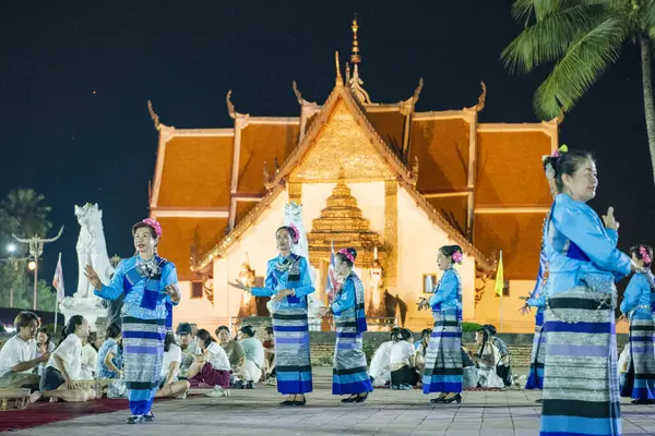  Tayland, Nan: 15 Kasım 2024 - Wat Phumin 'in önündeki geleneksel Tayland Dansı Kuzey Tayland' daki Nan Eyaleti. 