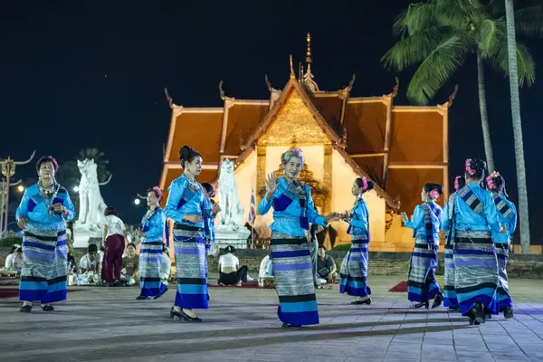  Tayland, Nan: 15 Kasım 2024 - Wat Phumin 'in önündeki geleneksel Tayland Dansı Kuzey Tayland' daki Nan Eyaleti. 