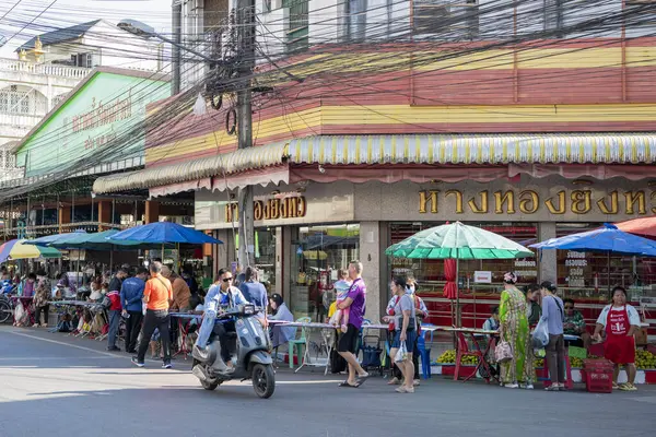 Tayland, Nan, 16 Kasım 2024 - Kuzey Tayland 'ın Nan ilindeki Nan şehrindeki Market' te bir yol.  