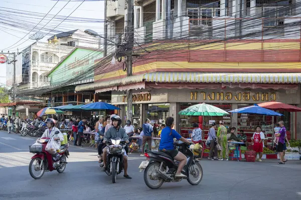 Tayland, Nan, 16 Kasım 2024 - Kuzey Tayland 'ın Nan ilindeki Nan şehrindeki Market' te bir yol.  
