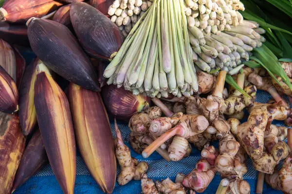 Tayland, Nan: 16 Kasım 2024 - Kuzey Tayland 'ın Nan ilindeki Gıda Pazarında Sebze.  