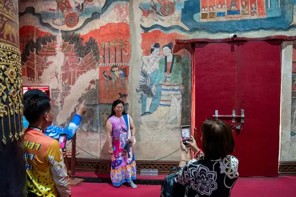 Tayland, Nan: 16 Kasım 2024 - Kuzey Tayland 'ın Nan ilindeki Nan şehrindeki Wat Phumin' de Aşkın Fısıltısı Duvarı.  