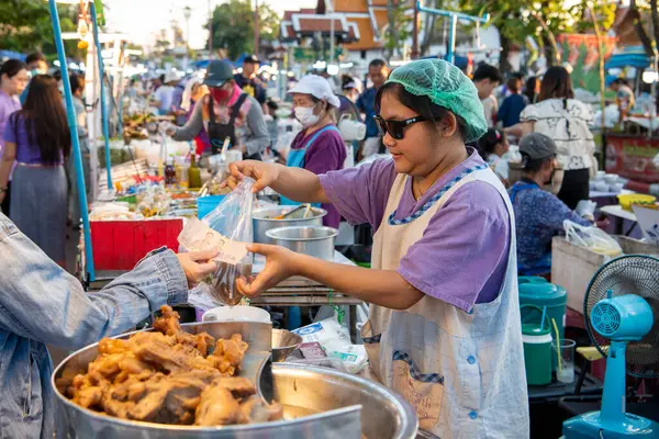 Tayland, Nan: 16 Kasım 2024 - Tayland 'daki Gece Pazarı ve Kuzey Tayland' daki Nan İli 'ndeki Tayland Sokak Gıda Dükkanı.  