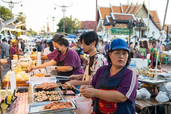 Tayland, Nan: 16 Kasım 2024 - Wat Phumin 'deki Gece Pazarı' nda Sokak Yemekleri ve Kuzey Tayland 'daki Nan Eyaleti.
