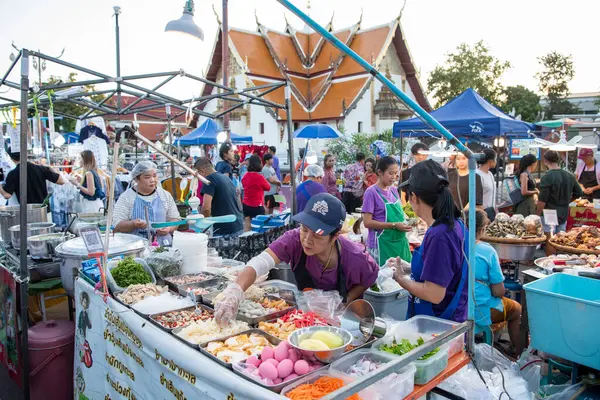 Tayland, Nan: 16 Kasım 2024 - Wat Phumin 'deki Gece Pazarı' nda Sokak Yemekleri ve Kuzey Tayland 'daki Nan Eyaleti.