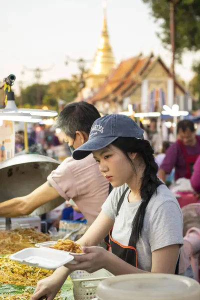 Tayland, Nan: 16 Kasım 2024 - Wat Worawihan 'daki Gece Marketinde Sokak Yemekleri ve Kuzey Tayland' daki Nan Eyaleti.  