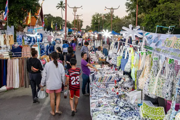 Tayland, Nan: 16 Kasım 2024 - Kuzey Tayland 'da Nan ilinde Gece Pazarı' nda bir dükkan.  