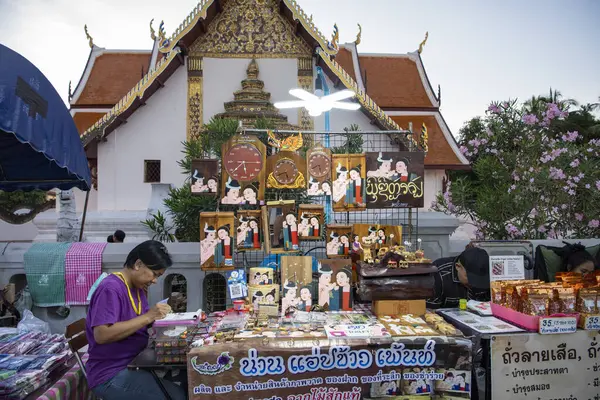 Tayland, Nan: 15 Kasım 2024 - Kuzey Tayland 'da Nan şehrinde ve şehirde Aşkın Fısıltısı figür ve orijinal olmayan resim. 