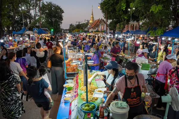 Tayland, Nan: 16 Kasım 2024 - Tayland 'daki Gece Pazarı ve Kuzey Tayland' daki Nan İli 'ndeki Tayland Sokak Gıda Dükkanı.  