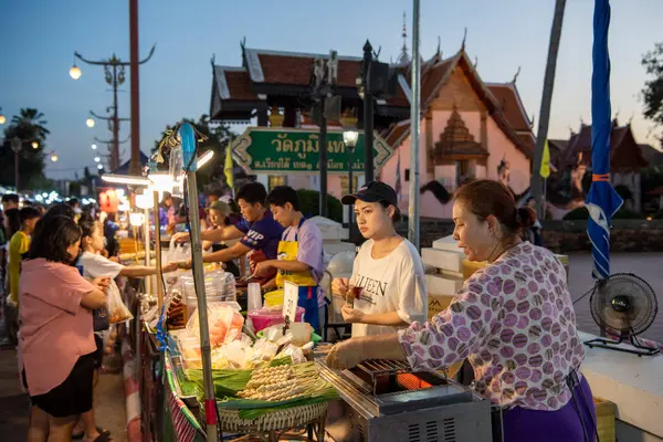 Tayland, Nan: 16 Kasım 2024 - Kuzey Tayland 'da Nan ilinde Gece Pazarı' nda bir dükkan.  