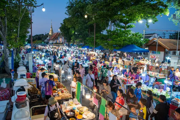 Tayland, Nan: 16 Kasım 2024 - Tayland 'daki Gece Pazarı ve Kuzey Tayland' daki Nan İli 'ndeki Tayland Sokak Gıda Dükkanı.  