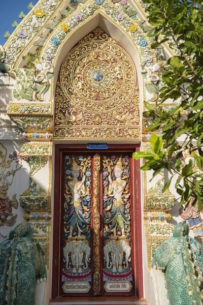 Tayland, Nan: 17 Kasım 2024 - Kuzey Tayland 'ın Nan ilindeki Wat Suan Hom' da Rood.  