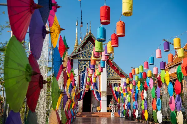 Tayland, Nan: 12 Kasım 2024 - Kuzey Tayland 'da Nan şehrindeki Wat Changkham Worawihan' da Loy Krathong dekorasyonu.  