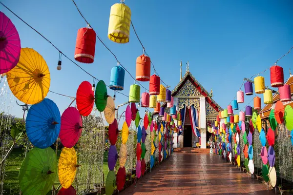 Tayland, Nan: 12 Kasım 2024 - Kuzey Tayland 'da Nan şehrindeki Wat Changkham Worawihan' da Loy Krathong dekorasyonu.  