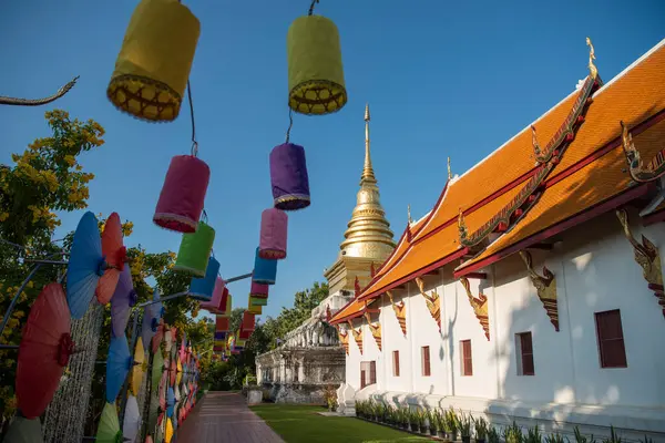 Tayland, Nan: 12 Kasım 2024 - Kuzey Tayland 'da Nan şehrindeki Wat Changkham Worawihan' da Loy Krathong dekorasyonu.  