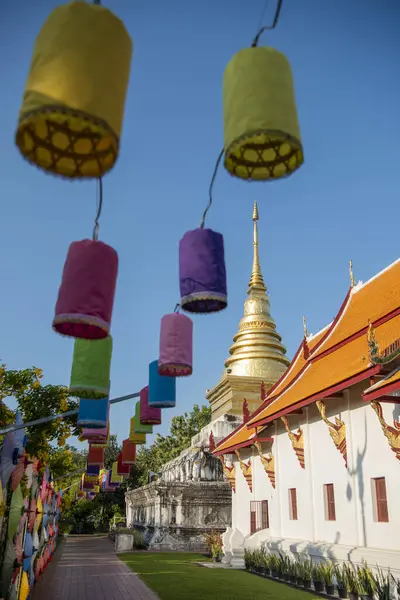 Tayland, Nan: 12 Kasım 2024 - Kuzey Tayland 'da Nan şehrindeki Wat Changkham Worawihan' da Loy Krathong dekorasyonu.  