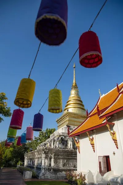 Tayland, Nan: 12 Kasım 2024 - Kuzey Tayland 'da Nan şehrindeki Wat Changkham Worawihan' da Loy Krathong dekorasyonu.  