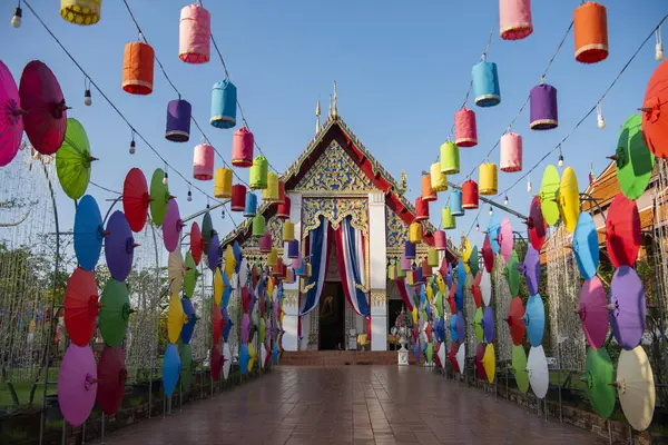 Tayland, Nan: 12 Kasım 2024 - Kuzey Tayland 'da Nan şehrindeki Wat Changkham Worawihan' da Loy Krathong dekorasyonu.  