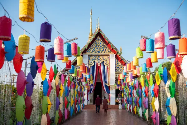 Tayland, Nan: 12 Kasım 2024 - Kuzey Tayland 'da Nan şehrindeki Wat Changkham Worawihan' da Loy Krathong dekorasyonu.  