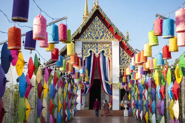 Tayland, Nan: 12 Kasım 2024 - Kuzey Tayland 'da Nan şehrindeki Wat Changkham Worawihan' da Loy Krathong dekorasyonu.  