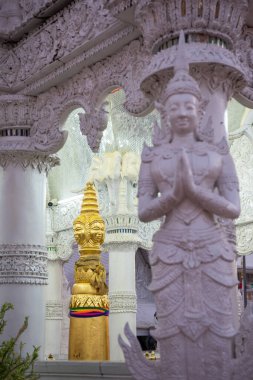 Tayland, Nan: 12 Kasım 2024 - Kuzey Tayland 'ın Nan şehrinde Nan şehrinde Şehir Sütunu ve Wat Ming Mueang.  