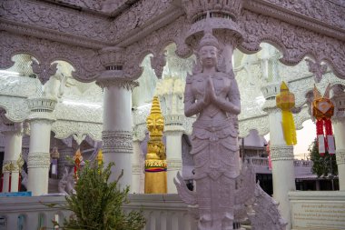 Tayland, Nan: 12 Kasım 2024 - Kuzey Tayland 'ın Nan şehrinde Nan şehrinde Şehir Sütunu ve Wat Ming Mueang.  