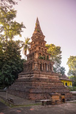 Tayland, Nan: 13 Kasım 2024 - Kuzey Tayland 'da Nan şehrindeki Wat Prayawat' ta İhtiyar Chedi.