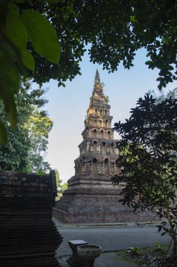 Tayland, Nan: 13 Kasım 2024 - Kuzey Tayland 'da Nan şehrindeki Wat Prayawat' ta İhtiyar Chedi.