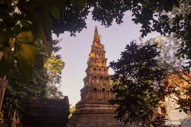 Tayland, Nan: 13 Kasım 2024 - Kuzey Tayland 'da Nan şehrindeki Wat Prayawat' ta İhtiyar Chedi.