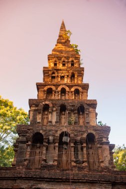 Tayland, Nan: 13 Kasım 2024 - Kuzey Tayland 'da Nan şehrindeki Wat Prayawat' ta İhtiyar Chedi.