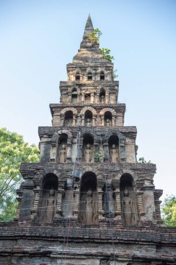 Tayland, Nan: 13 Kasım 2024 - Kuzey Tayland 'da Nan şehrindeki Wat Prayawat' ta İhtiyar Chedi.