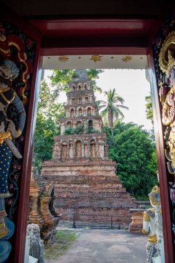 Tayland, Nan: 13 Kasım 2024 - Kuzey Tayland 'da Nan şehrindeki Wat Prayawat' ta İhtiyar Chedi.