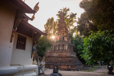 Tayland, Nan: 13 Kasım 2024 - Kuzey Tayland 'da Nan şehrindeki Wat Prayawat' ta İhtiyar Chedi.