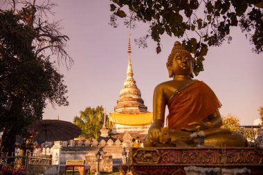 Tayland, Nan: 13 Kasım 2024 - Kuzey Tayland 'ın Nan ilindeki Khao Noi şehrinde Wat Phra' daki Chedi.  