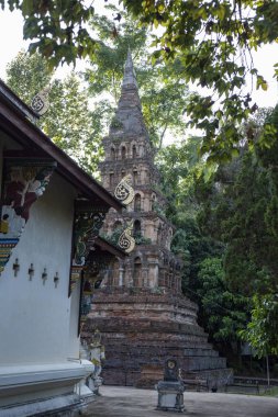 Tayland, Nan: 13 Kasım 2024 - Kuzey Tayland 'da Nan şehrindeki Wat Prayawat' ta İhtiyar Chedi.