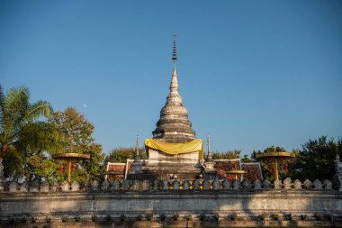 Tayland, Nan: 13 Kasım 2024 - Kuzey Tayland 'ın Nan ilindeki Khao Noi şehrinde Wat Phra' daki Chedi.  