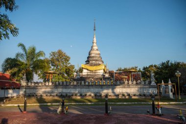 Tayland, Nan: 13 Kasım 2024 - Kuzey Tayland 'ın Nan ilindeki Khao Noi şehrinde Wat Phra' daki Chedi.  