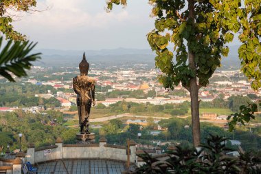 Tayland, Nan: 13 Kasım 2024 - Kuzey Tayland 'daki Nan şehrinin manzaralı Wat Phra' daki Buda heykeli Khao Noi.