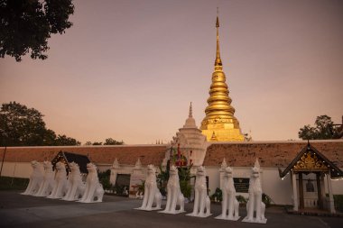 Tayland, Nan: 14 Kasım 2024 - Kuzey Tayland 'da Nan şehrindeki Chae Haeng şehrindeki Wat Phra' da Chedi.