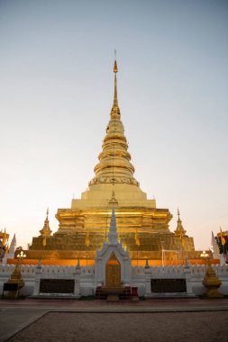 Tayland, Nan: 14 Kasım 2024 - Kuzey Tayland 'da Nan şehrindeki Chae Haeng şehrindeki Wat Phra' da Chedi.