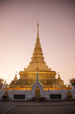 Tayland, Nan: 14 Kasım 2024 - Kuzey Tayland 'da Nan şehrindeki Chae Haeng şehrindeki Wat Phra' da Chedi.