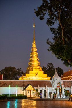 Tayland, Nan: 14 Kasım 2024 - Kuzey Tayland 'da Nan şehrindeki Chae Haeng şehrindeki Wat Phra' da Chedi.