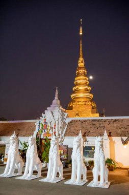 Tayland, Nan: 14 Kasım 2024 - Kuzey Tayland 'da Nan şehrindeki Chae Haeng şehrindeki Wat Phra' da Chedi.