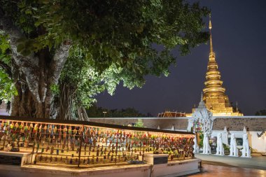 Tayland, Nan: 14 Kasım 2024 - Kuzey Tayland 'da Nan şehrindeki Chae Haeng şehrindeki Wat Phra' da Chedi.