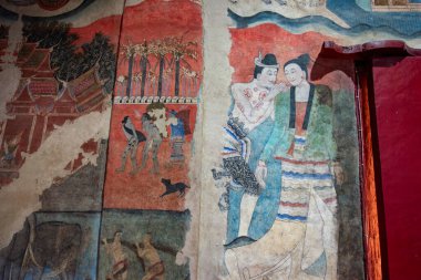 Tayland, Nan: 12 Kasım 2024 - Kuzey Tayland 'da Nan şehrindeki Wat Phumin' de Aşkın Fısıltısı Duvarı.  