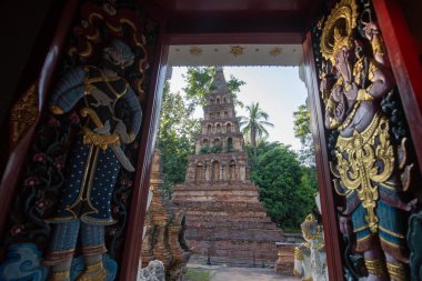 Tayland, Nan: 13 Kasım 2024 - Kuzey Tayland 'da Nan şehrindeki Wat Prayawat' ta İhtiyar Chedi.